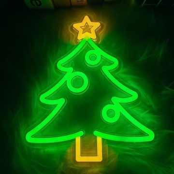 TANNENBAUM MIT KUGELN